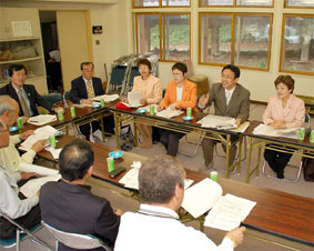 鉾田市大和田地区の井川清市さんらと懇談