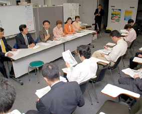 県庁記者クラブで記者会見
